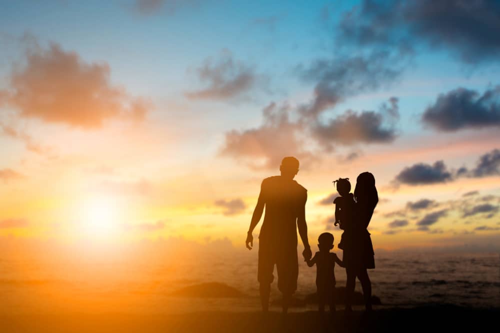 Abogados de divorcio y familia en Los Ángeles retratados por una familia en una playa de California
